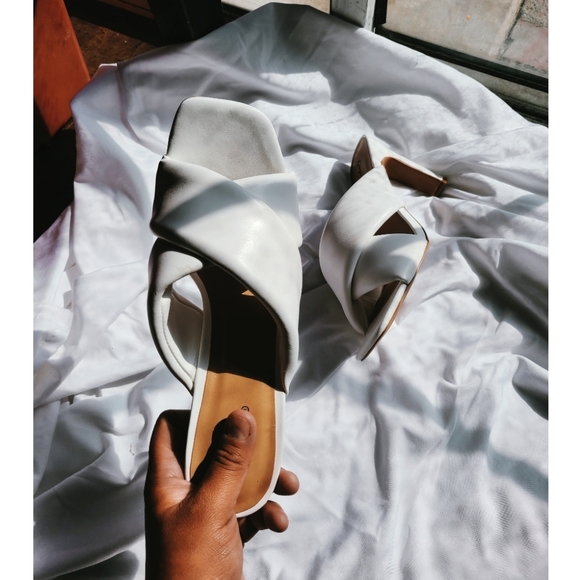 🚨ONLY A FEW PAIRS LEFT// White vegan leather Sandal - Picture 3 of 3